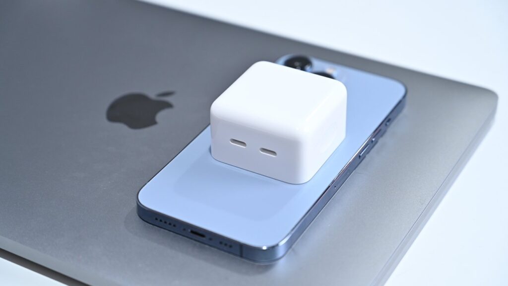 شارژ همزمان اپل و آیفون با شارژر ۳۵ واتی دو پورتی USB-C اپل